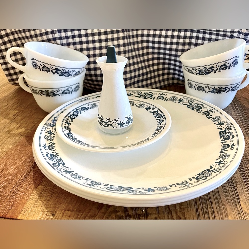 Corning Corelle OLD TOWN BLUE ONION 10 piece set 4 dinner plates,4 mugs,saucer,